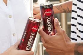 Image of people toasting with their cans of energy drinks, representing consumption and social aspects.